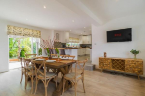 Spacious 4Bed Home: Elegant Garden & Parking